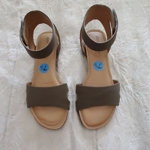 Sandals 🤑bundle shoes 2 for18